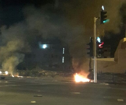 مواجهات بين الشرطة وشبان ملثمين في مدينة الطيبة بعد إغلاق شارع 444